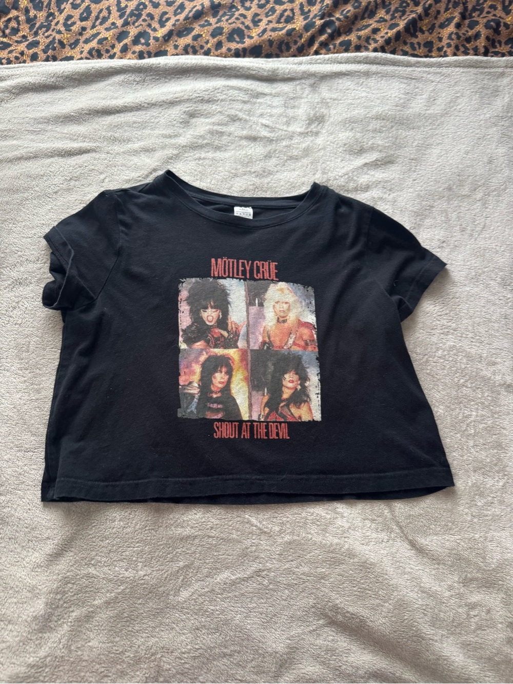 Women’s Cropped Vintage Motley Crue Black Band Tee